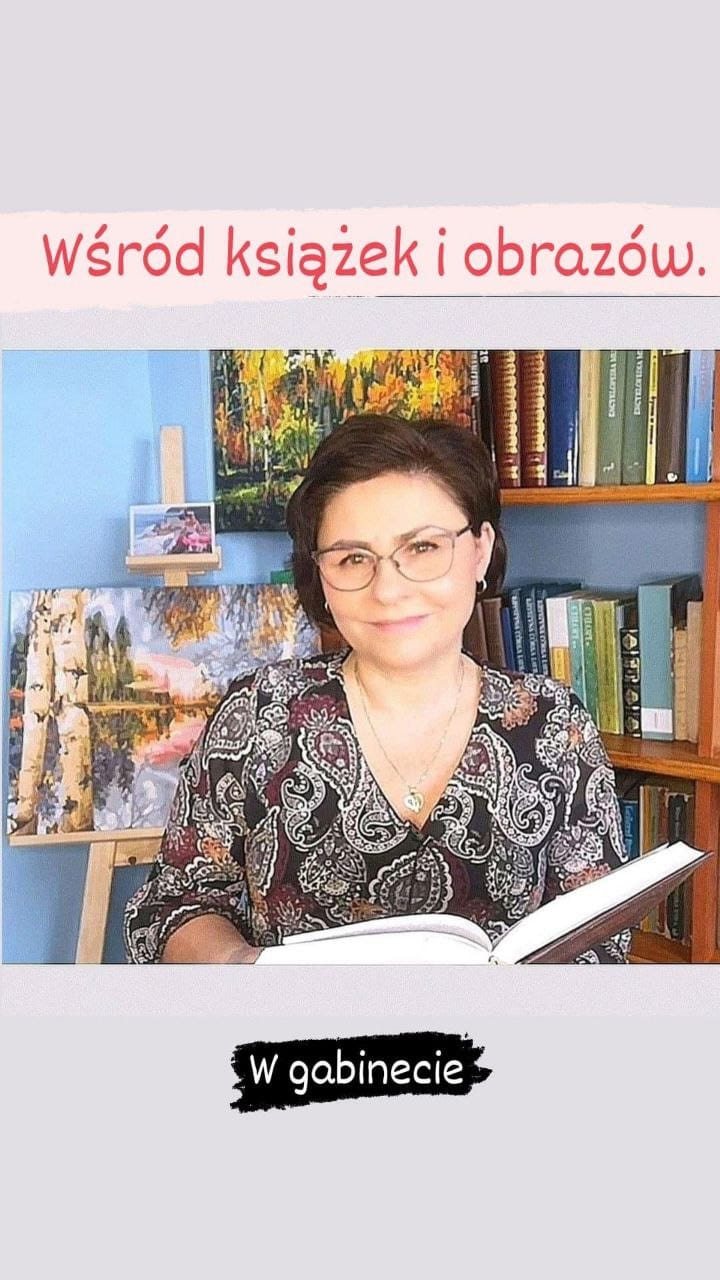 Jolanta Sobowska у кабінеті серед книжок і картин