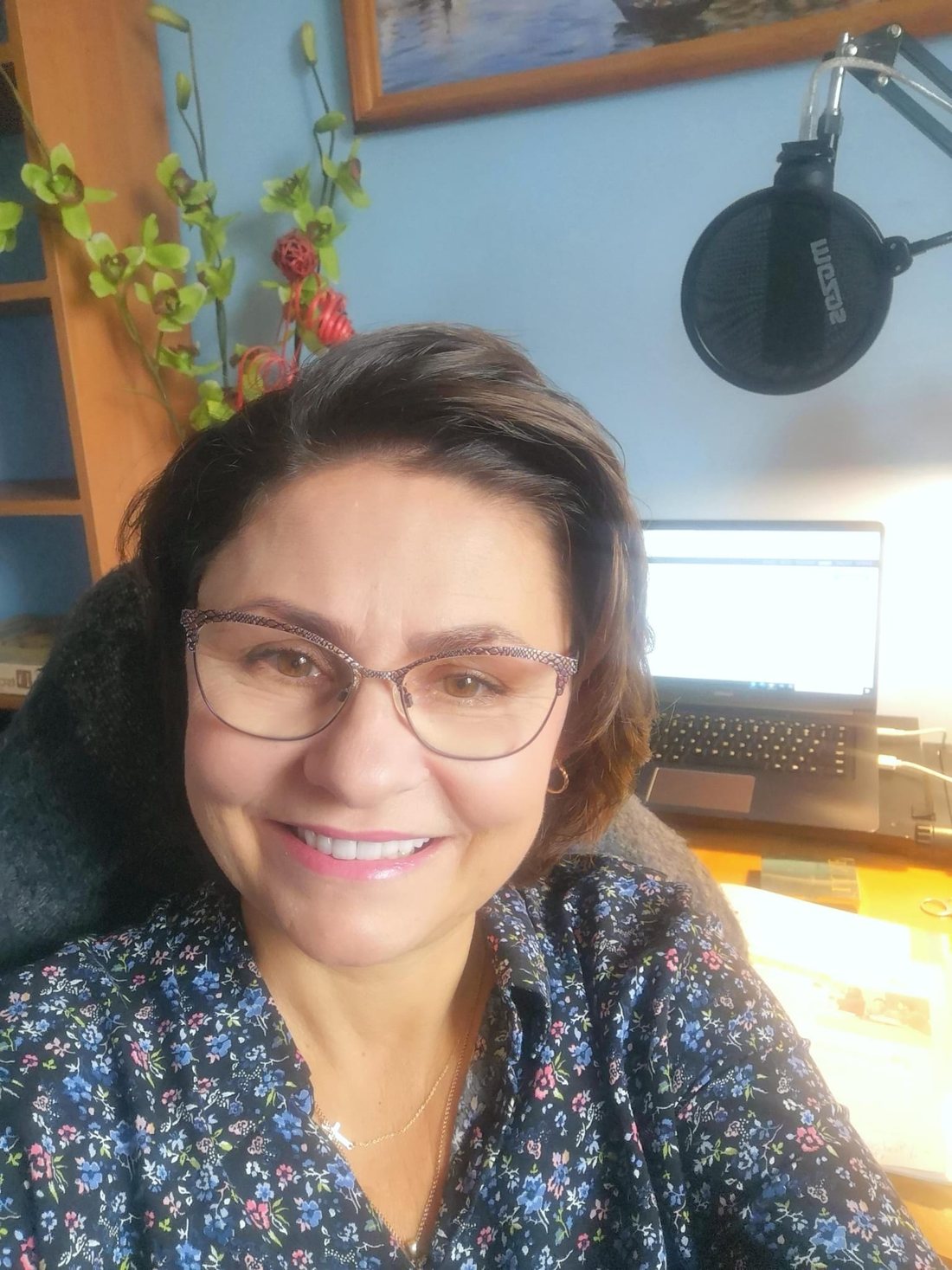 Jolanta Sobowska przy mikrofonie podczas nagrywania lekcji