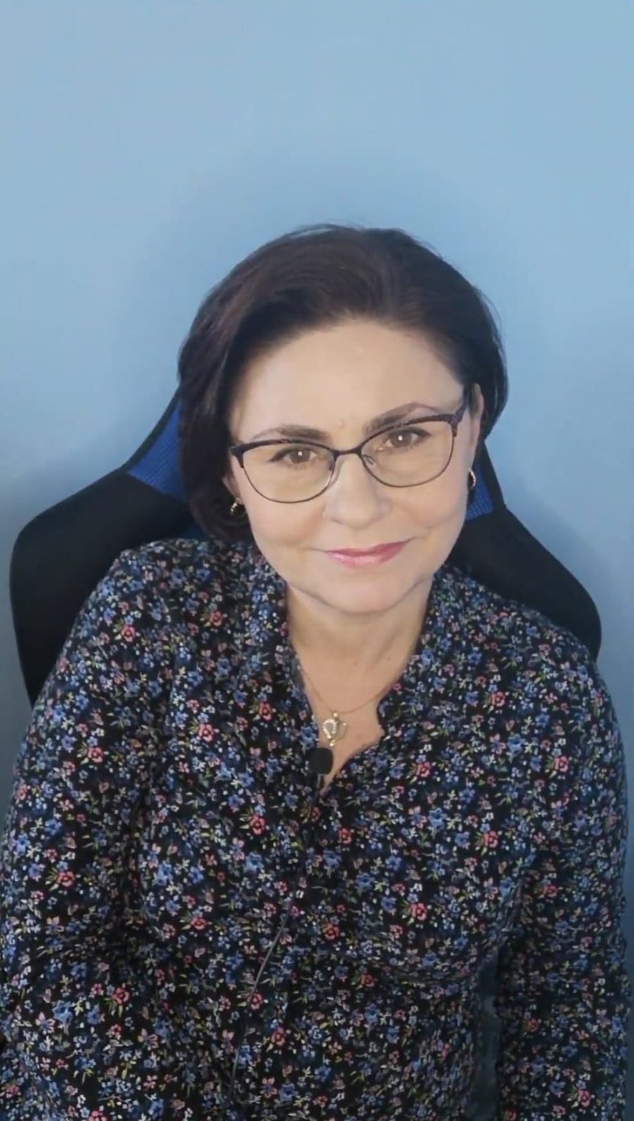Jolanta Sobowska przy biurku gotowa do lekcji online