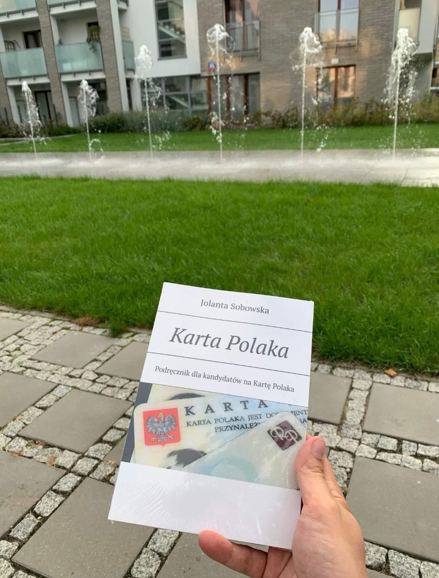 Підручник Jolanta Sobowska «Karta Polaka» для кандидатів на Карту поляка в руці